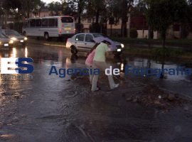 Riesgo a Peatones por Lluvia y Vialidades Deterioradas - ES imagen agencia de fotografía