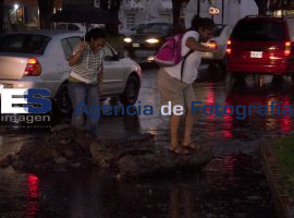 Riesgo a Peatones por Lluvia y Vialidades Deterioradas - ES imagen agencia de fotografía