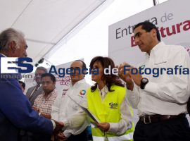 Entrega de escrituras - ES imagen agencia de fotografía