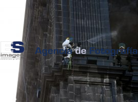 Limpian Torres de Catedral - ES imagen agencia de fotografía