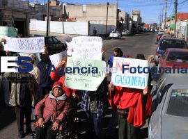 Protesta contra gasolinera - ES imagen agencia de fotografía