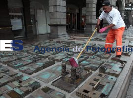 Vida Cotidiana Limpiando la Ciudad - ES imagen agencia de fotografía