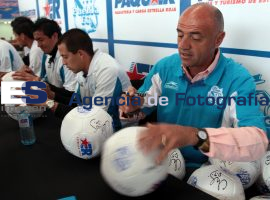 Chelis y el Puebla firmando autógrafos - ES imagen agencia de fotografía