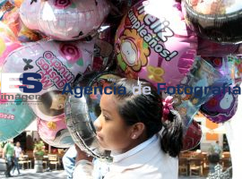 Vendedora de Globos - ES imagen agencia de fotografía