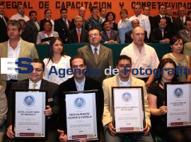 Marin entrega reconocimiento a Restaurantes  - ES imagen agencia de fotografía