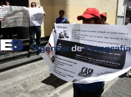 Manifestación Contra Altos Intereses de Banco Azteca - ES imagen agencia de fotografía