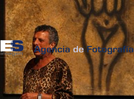 Defendiendo al cavernicola - ES imagen agencia de fotografía