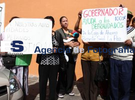 Se manifiestan defraudados de La Paz - ES imagen agencia de fotografía