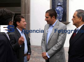 Sereune Rafael Moreno Valle con construcctores - ES imagen agencia de fotografía