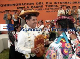 Celebra el gobernador el día de la Tierra - ES imagen agencia de fotografía