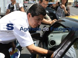 Ediardo Rivera reparte propaganda en crucero - ES imagen agencia de fotografía