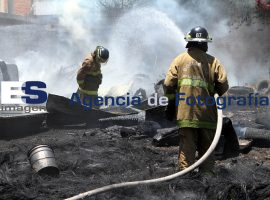 Incendio en deposito clandestino de llantas - ES imagen agencia de fotografía