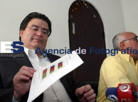 PRD entra a la guerra de encuestas  - ES imagen agencia de fotografía
