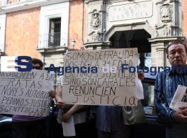 Defraudados se manifiestan fuera de Palacio de Justicia  - ES imagen agencia de fotografía