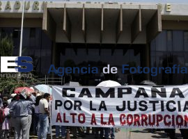 Defraudados se manifiestan en la PGR - ES imagen agencia de fotografía