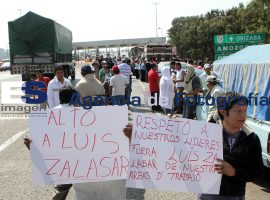 Se manifiestan en la caseta de Amozoc tianguistas de tepeaca - ES imagen agencia de fotografía