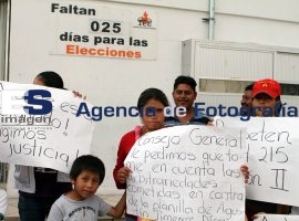 Se manifiestan simpatizantes del PT en el IEE - ES imagen agencia de fotografía