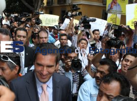 Simpatizantes de Arturo Rivera encaran a RMV - ES imagen agencia de fotografía