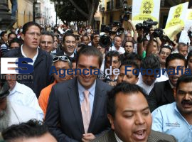 Simpatizantes de RMV y de Arturo Rivera se enfrentaron  - ES imagen agencia de fotografía