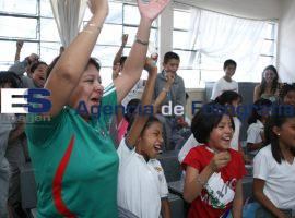 Estudiantes ven partido de la selección Mexicana en las en la escuela  - ES imagen agencia de fotografía