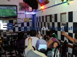 Aficionados al futbol acudieron a bares y restaurantes para ver el inicio del muncial de futbol - ES imagen agencia de fotografía