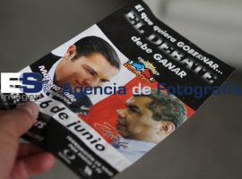 Reparten volantes para anunciar debate entre aspirantes - ES imagen agencia de fotografía