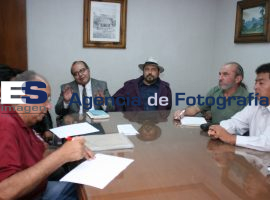 Armando Etcheverry firma ante notario conpromisos con defraudados  - ES imagen agencia de fotografía