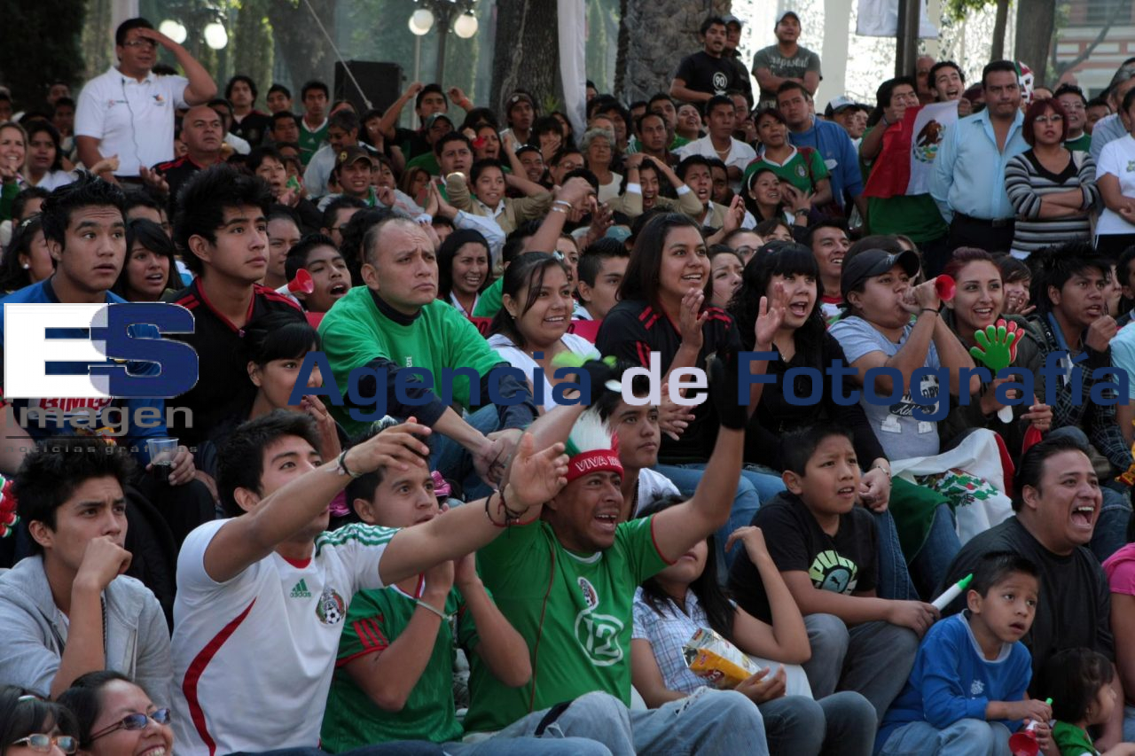 Aficionados Observan Mexico Vs Uruguay Agencia De Fotografía Es Imagen
