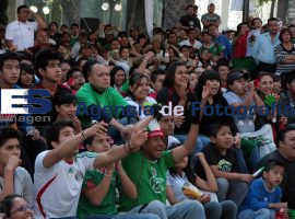 Aficionados Observan Mexico Vs Uruguay - ES imagen agencia de fotografía