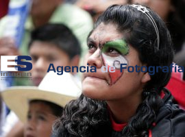 Aficionados observan el partido México vs Argentina  - ES imagen agencia de fotografía