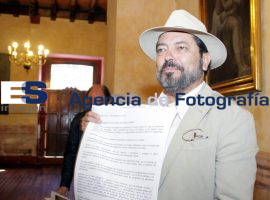 Armando Etcheverry firma compromiso con Fundalex  - ES imagen agencia de fotografía