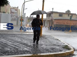Quedan bloqueadas calles y avenidas por lluvia - ES imagen agencia de fotografía