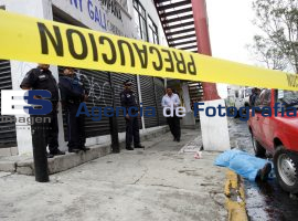 Muere trabajador al caer de un puente peatonal - ES imagen agencia de fotografía