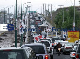 Embotellamiento en el periférico y la 24 sur - ES imagen agencia de fotografía