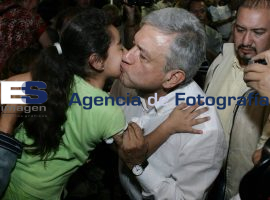 AMLO presenta La mafia que se adueñó de México - ES imagen agencia de fotografía