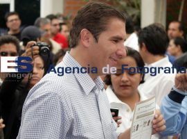 Rafael Moreno Valle vota - ES imagen agencia de fotografía