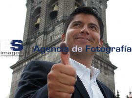 Eduardo Rivera se pasea por el zócalo - ES imagen agencia de fotografía