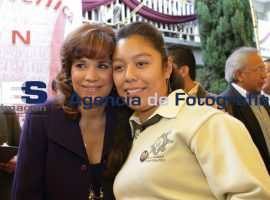 Blanca Alcalá asiste a la gradución de estudiantes de secundaria  - ES imagen agencia de fotografía
