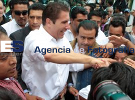 Celebra Rafael Moreno Valle con simpatizantes su constancia de mayoria - ES imagen agencia de fotografía