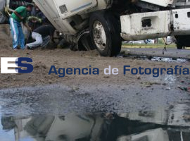 Volcadura de Tráiler en boulevard Forjadores  - ES imagen agencia de fotografía