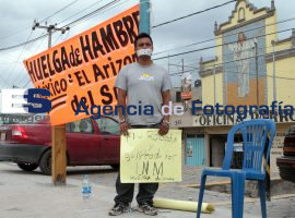 Protesta periodista por agresión, luego lo detienen - ES imagen agencia de fotografía