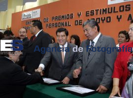 Mario Marin y Eric Lara entregan reconocimientos a maestros  - ES imagen agencia de fotografía