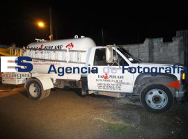 Pipa de Gas Abastece Clandestinamente a Tranporte Urbano - ES imagen agencia de fotografía