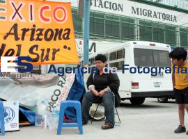 Activista se encadena junto a Irineo Mújica.  - ES imagen agencia de fotografía