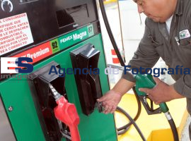 Altos precios en la gasolina afectan a los usuarios y trabajadores - ES imagen agencia de fotografía