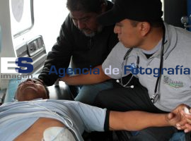 Atienten paramedicos del 066 a Irineo Mujica afuera del INM - ES imagen agencia de fotografía
