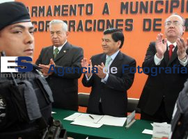 Mario Marin reconoce a policias  - ES imagen agencia de fotografía
