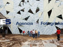 Trabajos en el centro expositor - ES imagen agencia de fotografía