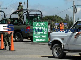 Monta ejercito reten en la caseta de Amozoc - ES imagen agencia de fotografía