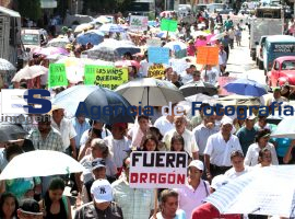 Se manifiestan en Izucar contre la fabrica El Dragón - ES imagen agencia de fotografía